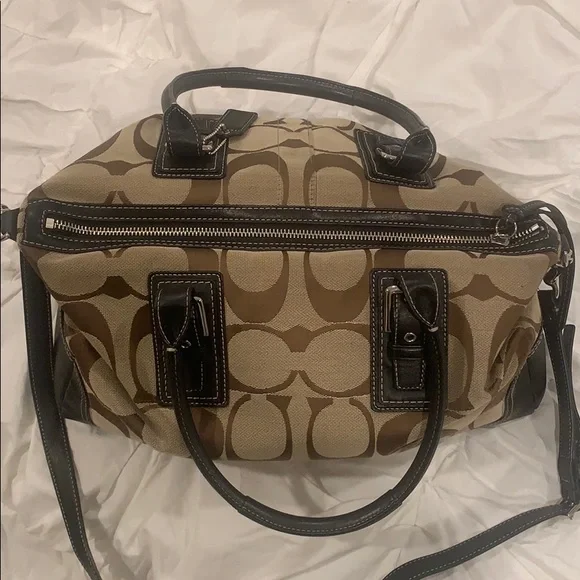Authentic coach crossbody / shoulder bag